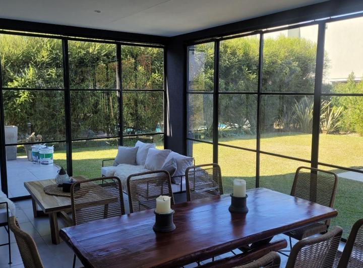 Casa · 220m² · 5 Ambientes · 2 Cocheras