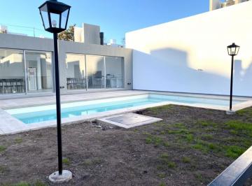 Casa · 1m² · 4 Ambientes · 2 Cocheras · Duplex en Housing Cuesta Plaza de 3 Dorm.