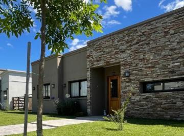 Casa · 114m² · 4 Ambientes · 3 Cocheras · Venta Casa Pilar del Este - Santa Lucia 4 Ambientes