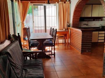 Casa · 150m² · 5 Ambientes · 2 Cocheras · Casa en Venta - 3 Dorm. 2 Baños - Cochera - 233 m² - Hurlingham
