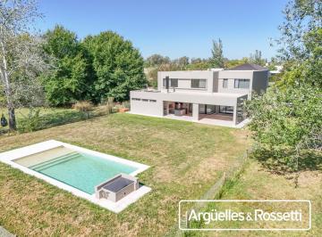 Casa · 334m² · 7 Ambientes · 2 Cocheras · Venta Casa 4 Dorm. con Pileta Kentucky Club de Campo