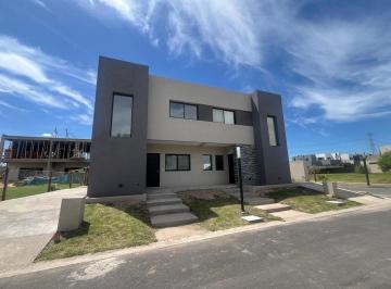 Casa · 121m² · 4 Ambientes · 1 Cochera · Casa en Venta Spring Park Pilar - Cuan Propiedades