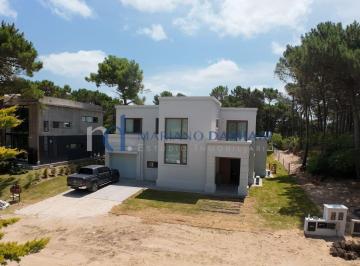 DEI-DEI-2022_2 · Casa 4 Dorm. con Pileta en Venta en Pinamar Barrio Solar del Norte