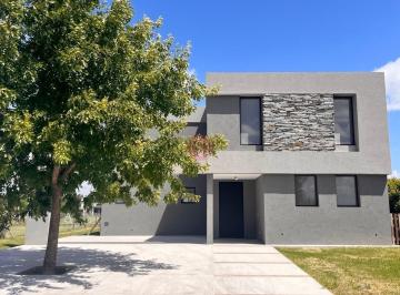 Casa · 227m² · 6 Ambientes · 1 Cochera · Casa en Venta en San Matias, Escobar, G. B. a. Zona Norte