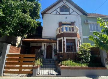 Casa · 160m² · 5 Ambientes · Venta - Casa de 5 Ambientes Desarrollada en 3 Plantas, con Patio y Cochera