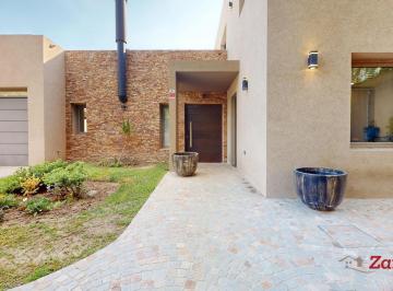 Casa · 267m² · 5 Ambientes · 4 Cocheras · Casa en Pontevedra