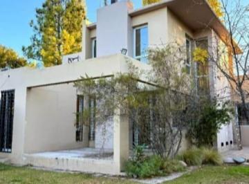 Casa · 245m² · 7 Ambientes · 2 Cocheras · Casa en Venta en Vistalba, Luján de Cuyo, Mza.