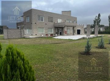 Casa · 361m² · 5 Ambientes · 1 Cochera · Casa en Barrio Cerrado