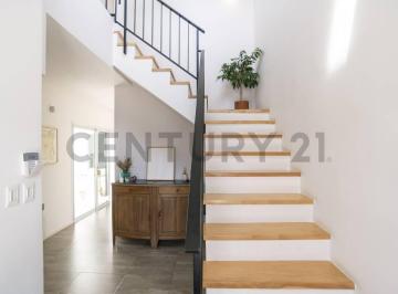 Casa · 220m² · 6 Ambientes · 2 Cocheras · Casa en Venta en City Bell de 4 Dorm.