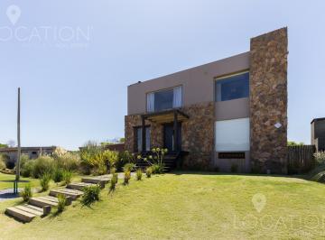 Casa · 450m² · 4 Dormitorios · Linda Casa Proxima Al Mar y a La Laguna - Lho