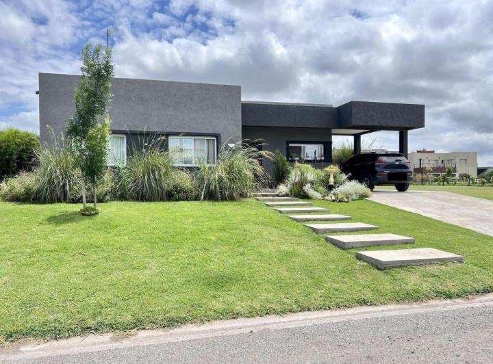 Casa · 166m² · 4 Ambientes · 2 Cocheras