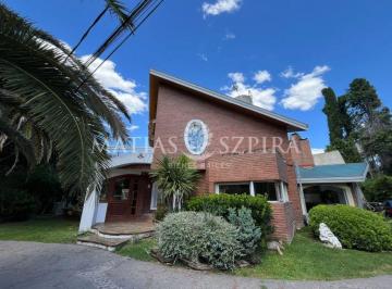 Casa · 330m² · 4 Ambientes · 4 Cocheras · Casa Alquiler 4 Ambientes en Barrio Cerrado