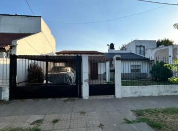 Casa · 156m² · 5 Ambientes · 1 Cochera · Venta Casa + Ph en Mercedes