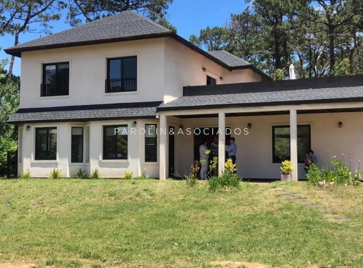 Casa · 260m² · 5 Ambientes · 1 Cochera