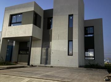 Casa · 170m² · 3 Dormitorios · 2 Cocheras · Casa - Docta Central