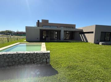 Casa · 289m² · 4 Ambientes · 4 Cocheras · Casa en Venta Terravista 3 Dorms Escritorio Financia Estrena