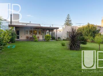 Casa · 260m² · 5 Ambientes · 1 Cochera · Retasada! Casa con Parque - Centro - Chascomus