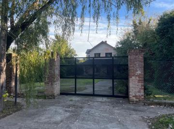 Casa · 230m² · 5 Ambientes · 4 Cocheras · Casa en Venta en Don Torcuato 3 Dorm. Gran Parque