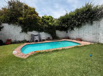 Casa · 257m² · 6 Ambientes · 1 Cochera · Casa en La Lucila con Pileta