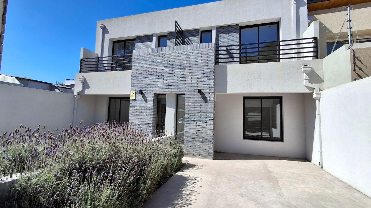 Dúplex de 3 amplios ambientes a estrenar en Los Pinares