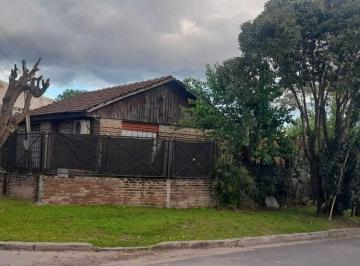 Casa · 55m² · 3 Ambientes · 1 Cochera · Casa Chalet en Venta en Luis Guillón, Esteban Echeverría, G. B. a. Zona Sur