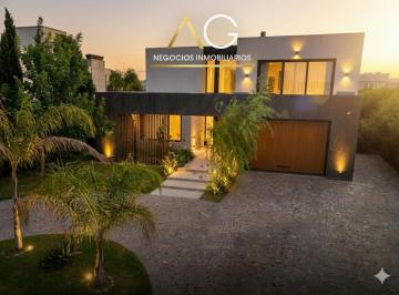 Fachada Noche · Casa en Venta 6 Amb Terralagos Barrio Playa