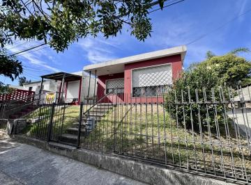 Casa · 190m² · 8 Ambientes · 2 Cocheras · Venta de Casa con Local y Apartamentos en Colonia del Sacramento