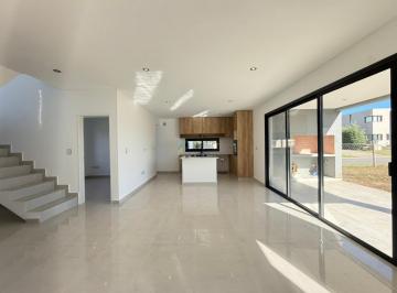 Casa · 152m² · 5 Ambientes · 2 Cocheras · Venta Casa 5 Ambientes en Santa Sofía, Pilar del Este, Pilar