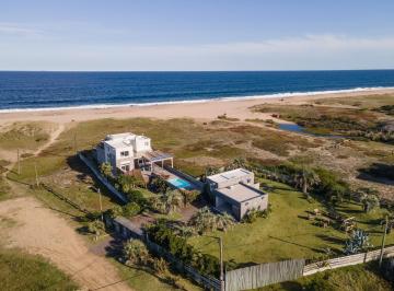 Casa · 221m² · 3 Dormitorios · 1 Cochera · La Paz Santa Monica - Tm5947