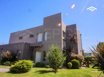 Casa · 224m² · 5 Ambientes · 1 Cochera · Nuevoingreso! Casa a La Venta en Los Naranjos!