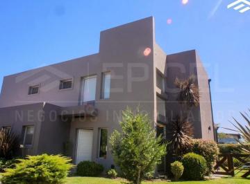 Casa · 224m² · 5 Ambientes · 1 Cochera · Nuevoingreso! Casa a La Venta en Los Naranjos!