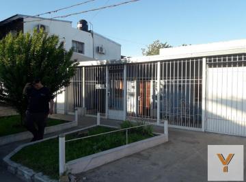 Casa · 100m² · 3 Ambientes · 1 Cochera · Casa en Venta - 2 Dorm. 1 Baño - Cochera - 200 m² - Tolosa