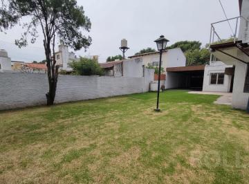 Casa · 200m² · 6 Ambientes · 3 Cocheras · Imperdible Casa en Enorme Lote de 414 m²