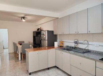Departamento de 4 ambientes, Parque Chacabuco · Departamento 4 Ambientes en Planta Baja con Patio – Parque Chacabuco