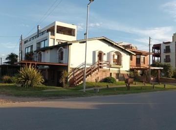 Casa de 5 ambientes, Ostende · Comoda Casa a 50 m del Mar Para 8 Personas