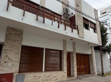 PH · 145m² · 5 Ambientes · 2 Cocheras · Casa en PH en Venta Al Frente de 3 Dorm. - La Plata