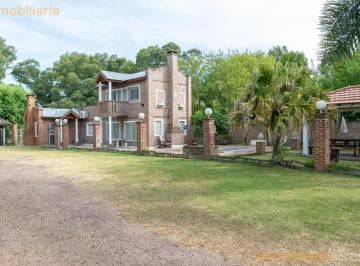 Quinta vacacional · 379m² · 6 Ambientes · 637 y 17 Arana - Finca con Casa, Piscina, Quinchos, y Salón Para Eventos en Venta