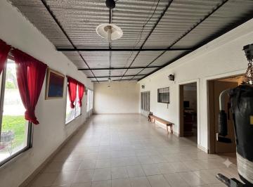 Casa · 151m² · 4 Ambientes · 4 Cocheras · Casa 4 Amb. con Gran Jardín y Quincho (Lote 380 M²) - San Justo