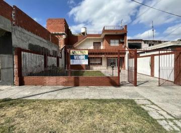 Casa · 151m² · 4 Ambientes · 4 Cocheras · Casa 4 Amb. con Gran Jardín y Quincho (Lote 380 M&sup2;) - San Justo