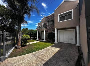 Casa · 280m² · 5 Ambientes · 1 Cochera · Casa en Venta - 3 Dorm. 4 Baños - Cochera - 300 m² - Córdoba
