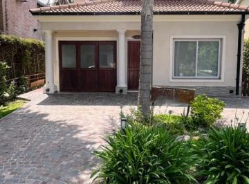 Casa · 150m² · 4 Ambientes · 3 Cocheras · Casa a La Venta