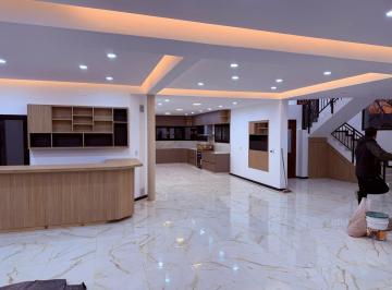 Casa · 310m² · 5 Ambientes · 6 Cocheras · Venta de Casa
