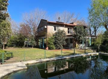 Casa · 157m² · 4 Ambientes · 4 Cocheras · Venta de Casa