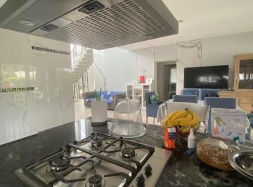 Casa · 300m² · 4 Ambientes · 5 Cocheras · Casa en Santa Guadalupe Sobre Lote Central