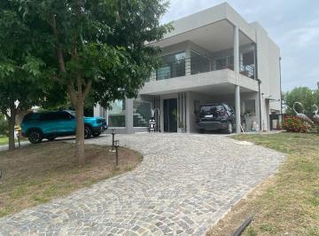 Casa · 300m² · 4 Ambientes · 5 Cocheras · Casa en Santa Guadalupe Sobre Lote Central