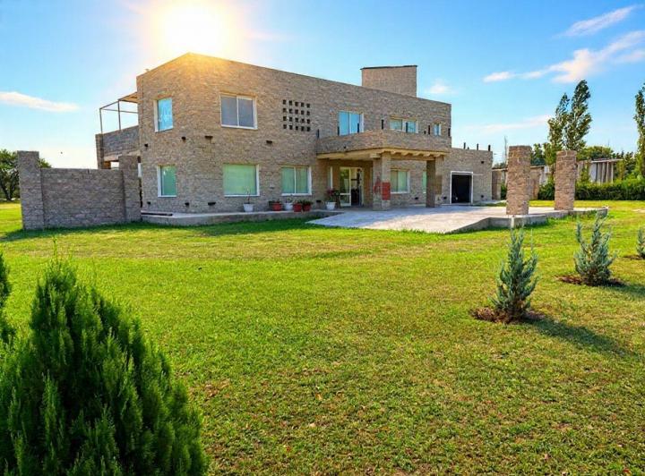 Casa · 300m² · 7 Ambientes · 2 Cocheras