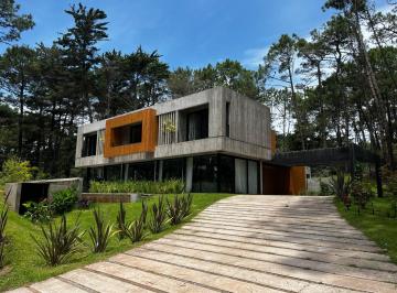 Casa · 260m² · 6 Ambientes · 1 Cochera · Casa de Diseño en Cariló | Pileta Climatizada | Losa Radiante | Gas Natural