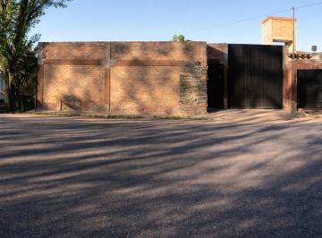 Casa · 112m² · 5 Ambientes · 2 Cocheras · Casa en Venta en Colonia Segovia con Amplio Lote