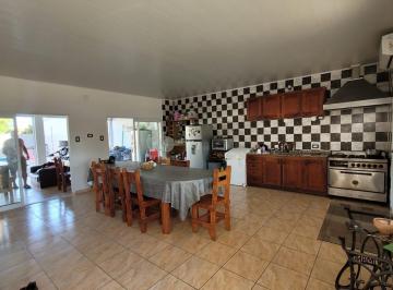 Casa · 300m² · 2 Dormitorios · 2 Cocheras · Casa - Barrio Antártida Argentina