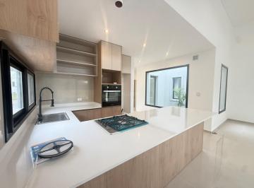 Casa · 145m² · 5 Ambientes · 2 Cocheras · Casa en Venta en Santa Elisa, Pilar del Este, Pilar